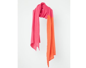 2tone scarf, 100% Cashmere, hibiscus/orangered, winter shawl, colourblock, shoulderwrap, luxurous, uplifting, cozy, semi felted, soft fabric