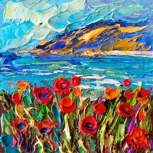 Puede incluir: Pintura al &oacute;leo en impasto de un paisaje vibrante. La obra presenta un campo de amapolas rojas y naranjas en primer plano, con un mar y un cielo azules arriba. El cielo tiene pinceladas texturizadas de azul, blanco y dorado.