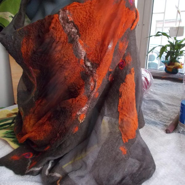 Écharpe colorée Nuno feutrée en laine mérinos Châle d'hiver feutré léger et humide de couleur orange, idéal pour toutes les capes en feutre.