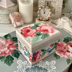 Kleine florale Geschenkbox mit einer altrosa Tapete bezogen
