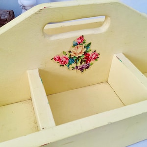 Bolsa de herramientas rústica vintage, organizador de cubiertos, hecha a mano, de madera amarilla tulipán con calcomanía Meyercord
