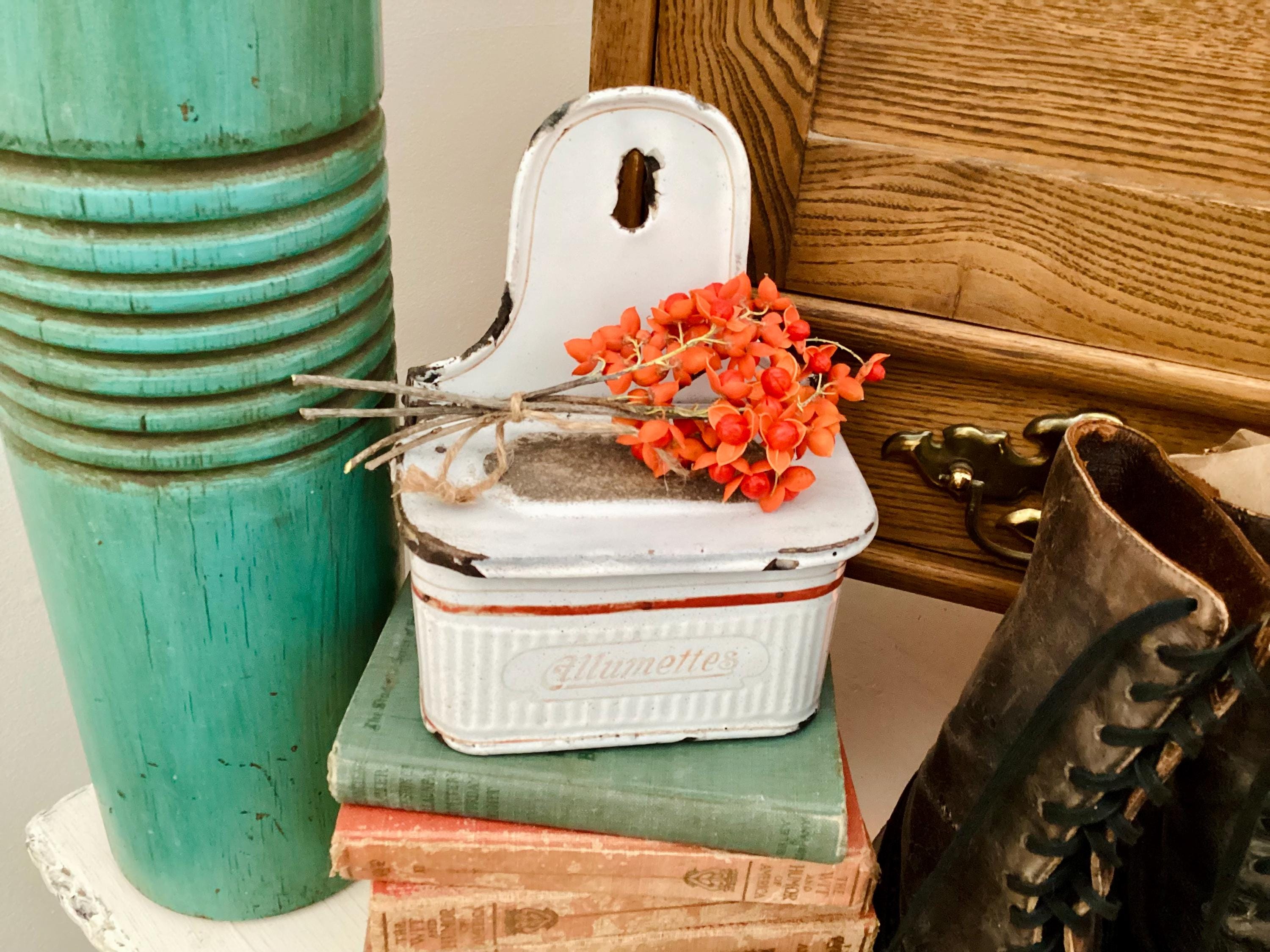 フランス アンティーク ホーロー マッチボックス ALLUMETTES Red Depose French Wall Match Holder - Antique Pressed Tin Safe