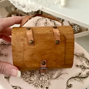 Antike Geldbörse für Puppe oder Altered Art Vintage Miniatur Holz und Ledertasche