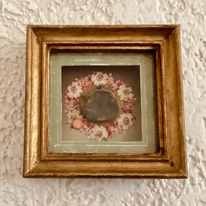 Shadowbox - Ephemera, portamonete per bambola in miniatura in cornice - 4,5" per 4,5"