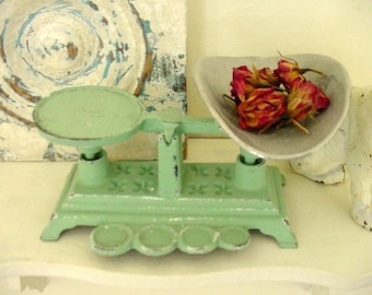 Jadeite Green Cast Iron Vintage Kitchen Scale Farmhouse Mini Small Toy READ