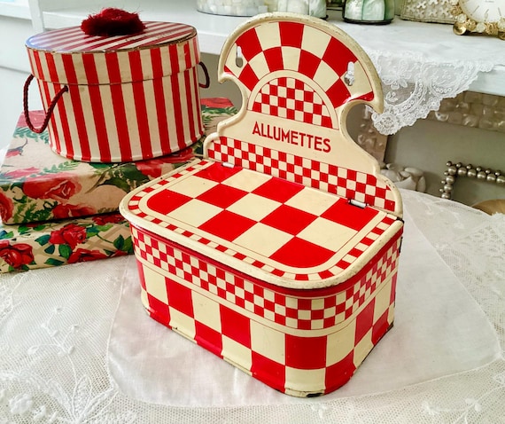 フランス アンティーク ホーロー マッチボックス ALLUMETTES Red Depose French Wall Match Holder - Antique Pressed Tin Safe