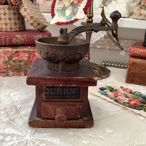 Queen Trä kryddkvarn eller kvarn miniatyr tidigt 1900-tal Antik kaffekvarn, mini, bärbar