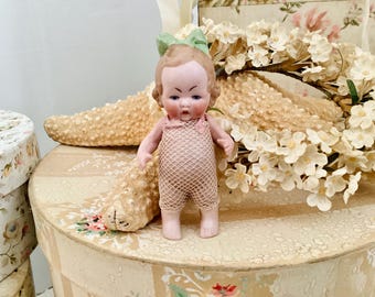 ドイツ　HERTWIG ミニチュアビスクドール 花冠の女の子 ドイツ HERTWIG ミニチュアビスクドール 花冠の女の子
