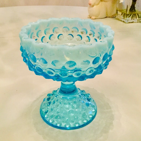 PERFECT Fenton Aqua Blue Glas Opalescent Frosted Hobnail Fluted Compote, 50er Jahre Candy Dish Light Pink Milkglasg