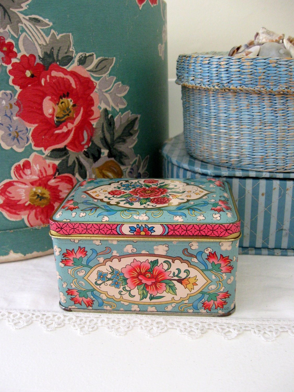 * vintage box ❀ * スミレ柄 ラウンドボックス Daher Tin Box - Pink and Green Floral Roses Buds Cottage Sweet - Etsy