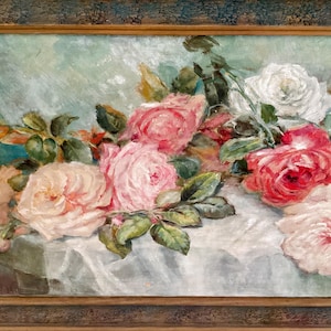 Puede incluir: Una pintura al óleo sobre lienzo que representa un grupo de rosas en tonos rosa, rojo y blanco, sobre un paño blanco. Las flores muestran pinceladas visibles y follaje verde, todo ello dentro de un marco de madera texturizado y oscuro.