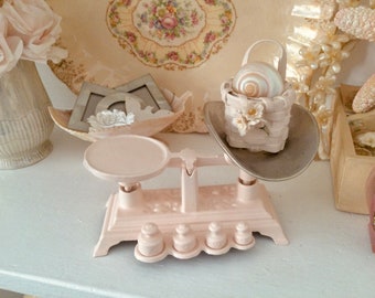 Cast Iron Vintage Kitchen Scale Farmhouse Mini - pink, miniature, find and read the description