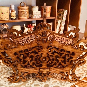 Panier à couture en bois à volutes chantournées à la main d'art populaire, C1900 avec compartiments à charnières, pique-nique, boîte à lunch