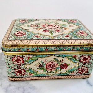 Peut inclure: Une tasse en céramique blanche avec une anse noire et le texte "But First, Coffee" en gras noir. La tasse est posée sur un fond neutre, soulignant son design simple.