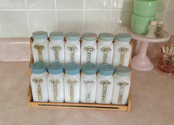 グリフィス GRIFFITH'S スパイスボトル ミルクガラス  ビンテージ Beautiful, Griffith's Milk Glass/wooden Spice Set With Blue