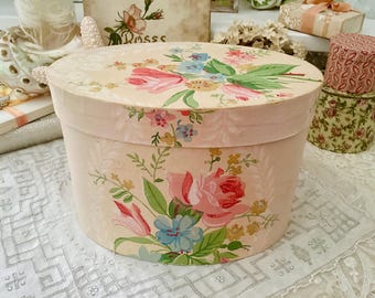 Caixa de chapéus vitoriana - revestida com papel de parede de rosas e flores, da Hannah's Treasures, assinada Dixie Rose.