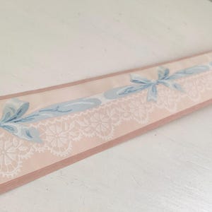 Vintage Kem-Ton Tapetenstreifen geöffnete Rolle für kleine Projekte, creme, Pfirsich-Koralle mit blauen Bögen