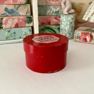 Meine fröhliche kleine Puppe Miniatur rote Hutschachtel, Bandbox