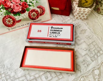Vintage Dennison Gummierade Röda Vita Etiketter Ask 31-205 Pre-a-ply 4 1/16th x 1 3/4th
