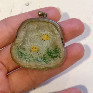 Antike Kleine Geldbörse aus Seide für Puppe oder veränderte Kunst - handbemalte Blumen, Miniatur Mini