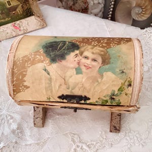 Antike Box - Krawatten und Handschuhe - Cremefarbenes Zelluloid, mit Seide gefüttert, zylindrisch, mit Fuß