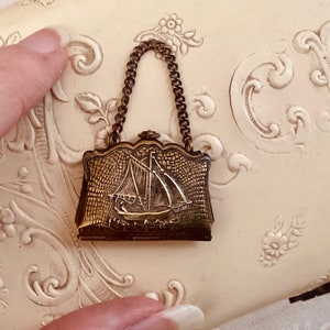Miniatyrväska med präglade skepp, segelbåt, mässingsminiatyr souvenirbilder fransk utvikbar vintage 1-1/8”