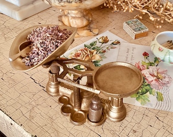 Bilancia da cucina antica in ghisa vintage con padella e cucchiaio
