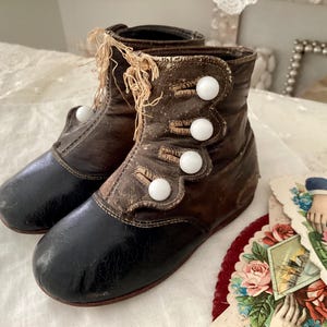 Antik Vintage Baby Schuhe Stiefel Braun & Schwarz Leder Weiße Knöpfe Späte 1800