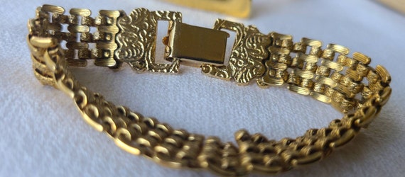 Beautiful Ornate Gold tone  Link Bracelet Unique - image 4