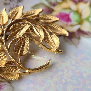 Vintage Brushed Gold tone Leaf Brooch Lovely