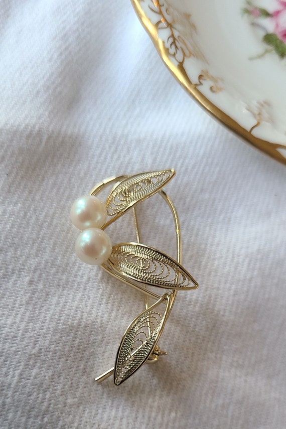 Beautiful Gold Filigree Pearl Brooch