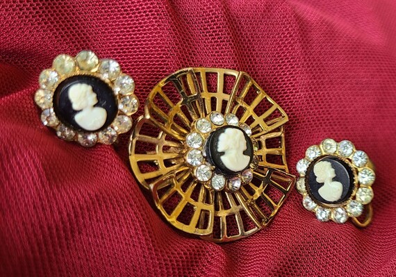 Vintage CORO Cameo and Screw Back Earrings - image 7