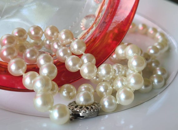 Vintage Faux Pearl Necklace Beautiful Ornate Clasp - image 3