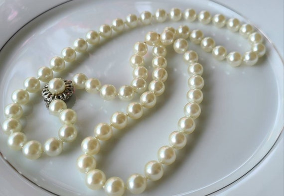 Vintage Faux Pearl Necklace Beautiful Ornate Clasp - image 4