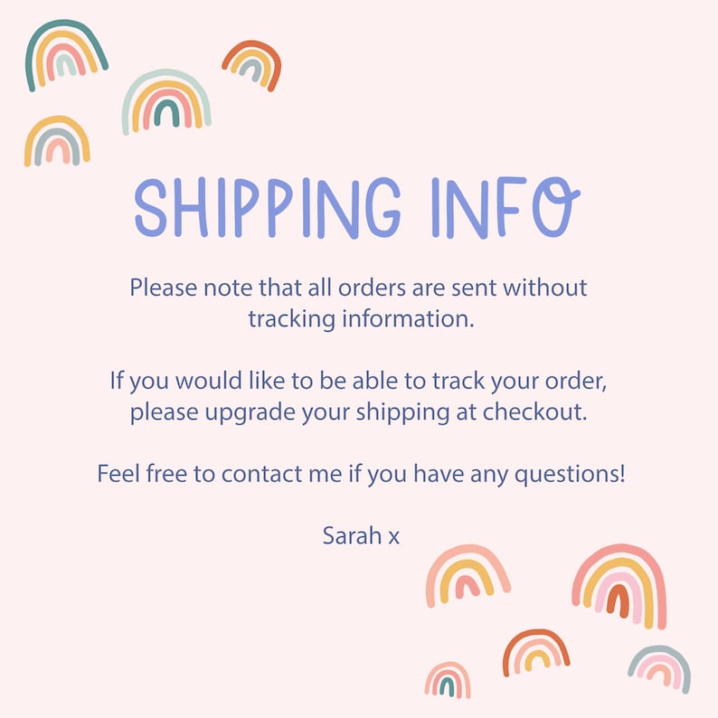 K&ouml;nnte beinhalten: Ein hellblauer Textkasten mit den Worten "SHIPPING INFO" in wei&szlig;er Schrift. Der Text darunter erkl&auml;rt, dass Bestellungen ohne Sendungsverfolgung versandt werden und dass Kunden ihren Versand beim Checkout upgraden k&ouml;nnen. Der Text endet mit "Gerne kannst du dich bei Fragen an mich wenden! Sarah x". Der Hintergrund ist hellrosa mit Regenbogenillustrationen.