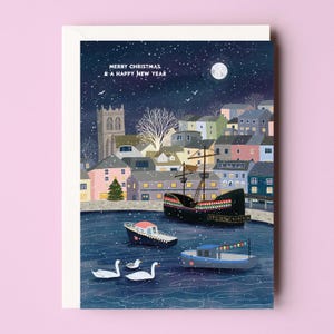 Può includere: Biglietto di Natale con una scena portuale invernale sotto un cielo stellato. L'illustrazione include una grande nave, diverse barche, edifici e il testo "MERRY CHRISTMAS & A HAPPY NEW YEAR".