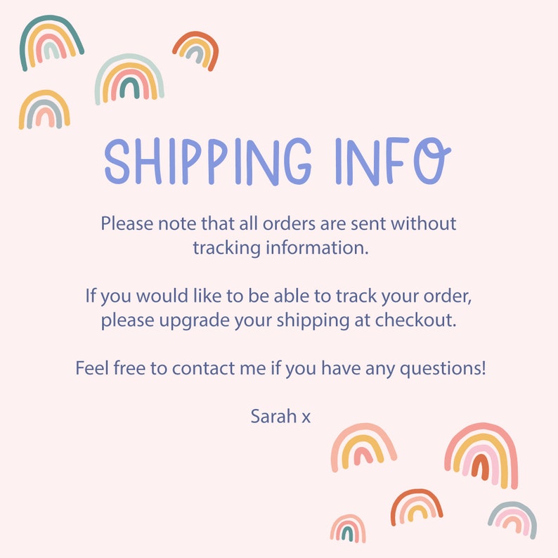 Pu&ograve; includere: Uno sfondo rosa con una casella di testo blu che dice "SHIPPING INFO". La casella di testo &egrave; circondata da illustrazioni arcobaleno colorate. Il testo sotto la casella dice "Si prega di notare che tutti gli ordini vengono inviati senza informazioni di tracciamento. Se desideri poter tracciare il tuo ordine, aggiorna la spedizione al momento del checkout. Sentiti libero di contattarmi se hai domande! Sarah x"