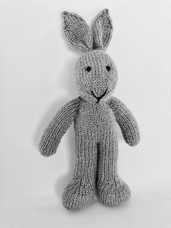 手作りニットうさぎ - ぬいぐるみうさぎの子供用ソフトトイ - 写真撮影