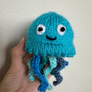 Handgefertigtes Quallen-Stofftier – handgemachtes Kuscheltier