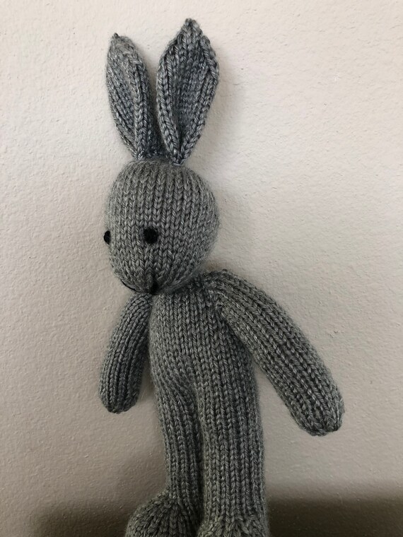手作りニットうさぎ - ぬいぐるみうさぎの子供用ソフトトイ - 写真撮影