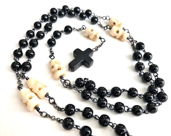 Rosario de calaveras: cuentas de vidrio negro, calaveras de hueso, joyería gótica