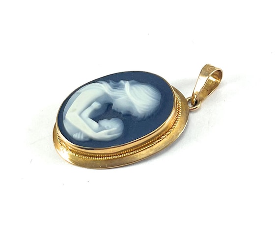 Antique 9CT Gold Carved Agate Cameo Pendant 2.3 cm X 1.7 (8)