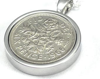 Colgante con moneda de seis peniques de 1966 con cadena de plata de ley y opciones de montaje chapado.