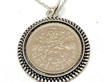 Colgante con moneda de seis peniques de 1966 y cadena de plata de ley.