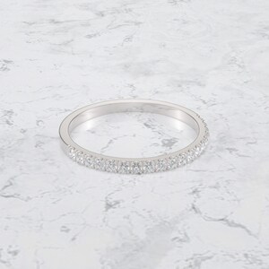 Pierścionek z diamentami na półwieczność/ Obrączka ślubna z diamentami/ Pierścionek z diamentami/ Cienka obrączka z mikro diamentami/ Minimalistyczny pierścionek z diamentami zdjęcie 4