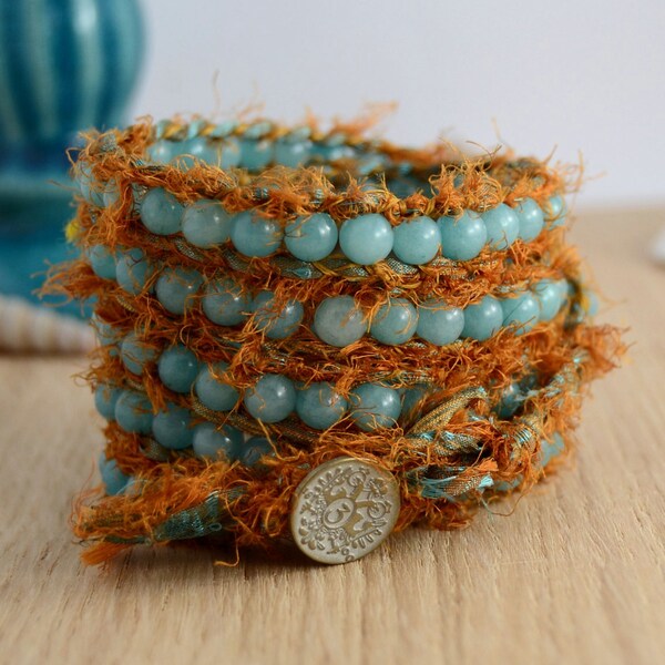 Uno de una pulsera de cinta de seda sari amable. Cinco envolver shabby chic con cuentas pulsera