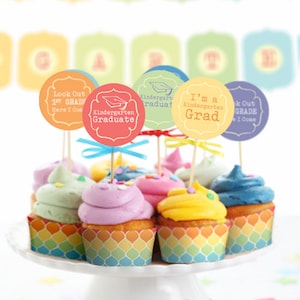 Maternelle Graduation Fête imprimable TÉLÉCHARGEMENT INSTANTANÉ Rainbow Banner Cupcake Toppers Cupcake Wrappers Water Wrappers