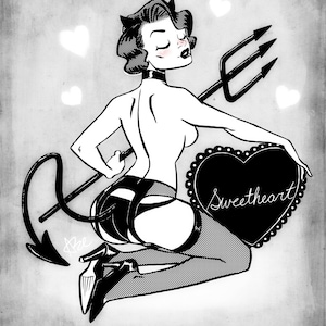 Puede incluir: Ilustración en blanco y negro de una pin-up diabólica con un tridente y un letrero en forma de corazón que dice "Sweetheart". La obra de arte presenta un estilo de cómic retro con una paleta de colores en escala de grises y acentos de corazón.