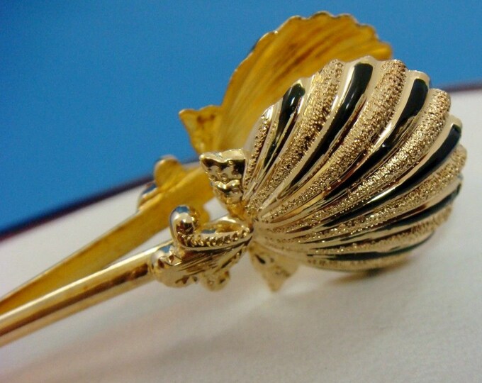 VICTORIAN.. 14K Yellow Gold and Enamel, Ladies Handkerchief/Dress Holder With Ring.