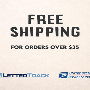 Op de afbeelding: Zwarte tekst op een cr&egrave;mekleurige achtergrond: "GRATIS VERZENDING" in vette letters. Daaronder staat in kleinere letters: "VOOR BESTELLINGEN BOVEN $35". Logo's van LetterTrack en United States Postal Service onderaan.